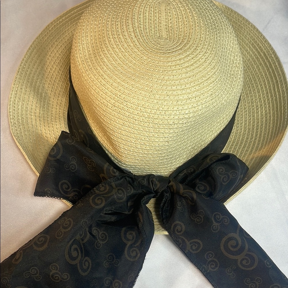 Elegant Cream‎ Hat with Black Ribbon - Picture 2 of 5